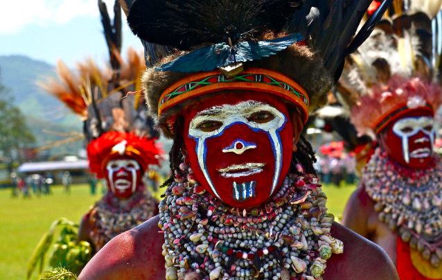 Tampak Seram Suka Mandi Lumpur, Simak Fakta Menarik Suku Goroka Papua Nugini Dikenal Ramah dan Bersemangat