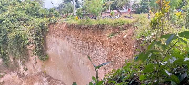 Tebing Makam di OKU Selatan Ambrol, Jenazah Nyaris Nongol