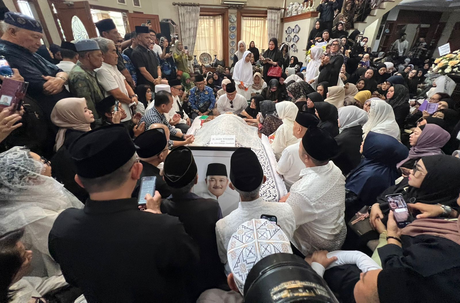 Jenazah Tiba Disambut Isak Tangis Keluarga dan Pelayat