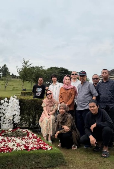 BCL Ziarah ke Makam Ashraf Sinclair, Pesan Harunya Bikin Netizen Tersentuh