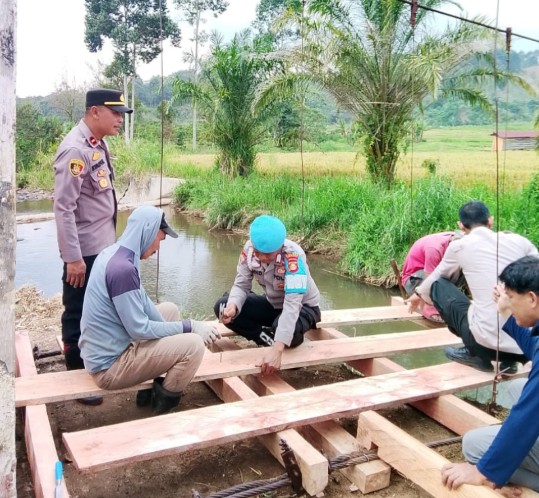 Polsek Kisam Tinggi dan Warga Perbaiki Jembatan Gantung Rusak