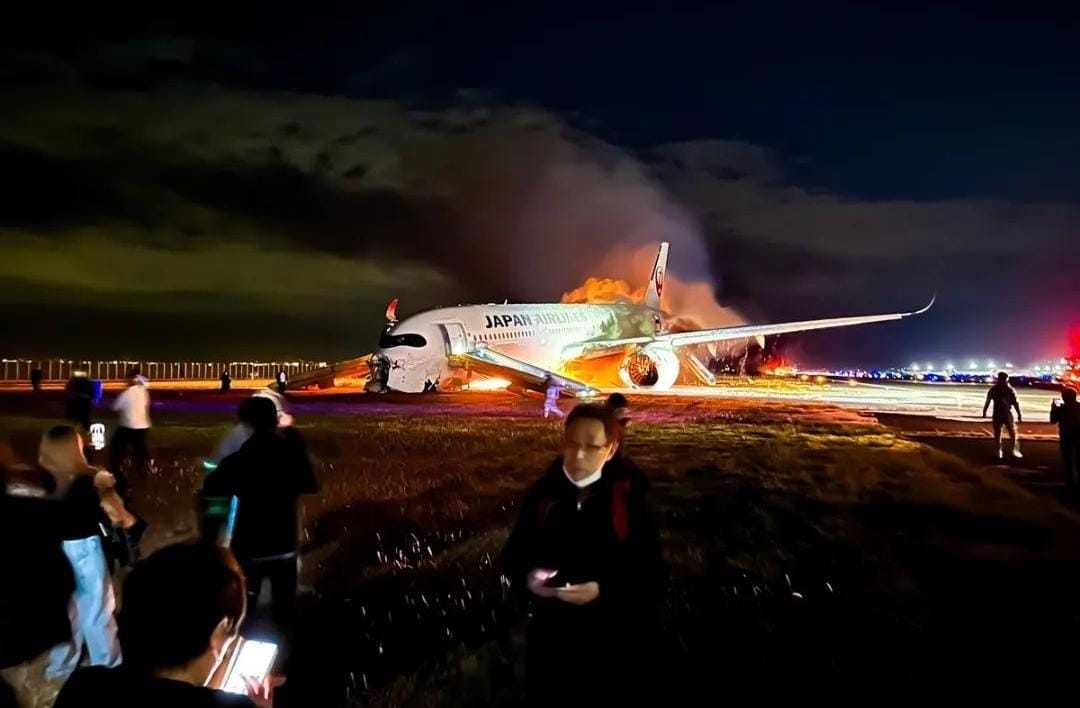 Pesawat Japan Airlines A350 Terbakar, Berbenturan dengan Pesawat Coast Guard, 5 Orang Hilang Belasan terluka