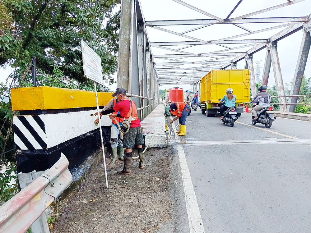 Dua Jembatan Dicat Ulang