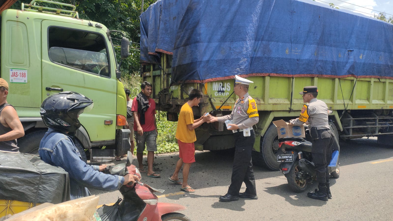 Aksi Simpatik! Polisi di OKU Bagikan Air Mineral untuk Sopir yang Terjebak Macet