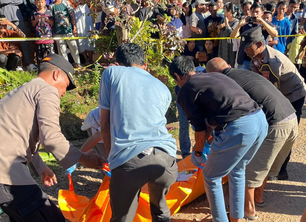 Pria Berkaos Pink di OKU Ditemukan Tak Bernyawa di Pinggir Jalan