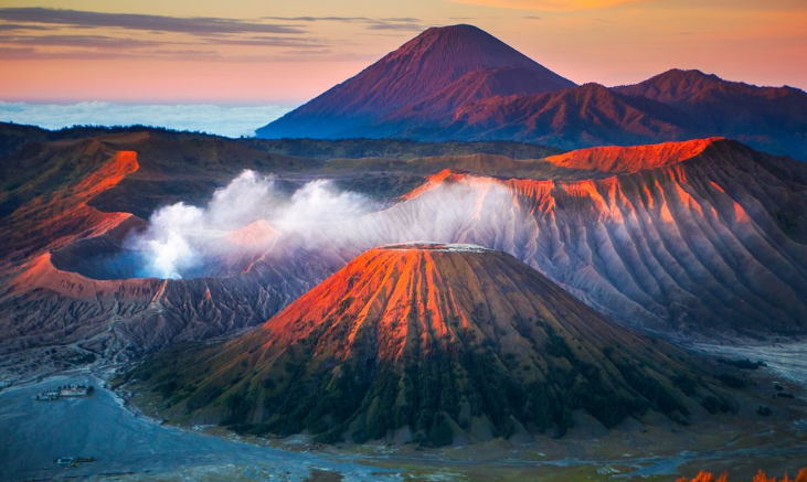 10 Tur Wisata Gunung Berapi Pertualangan Mengesankan di Seluruh Dunia, Ada Indonesia 