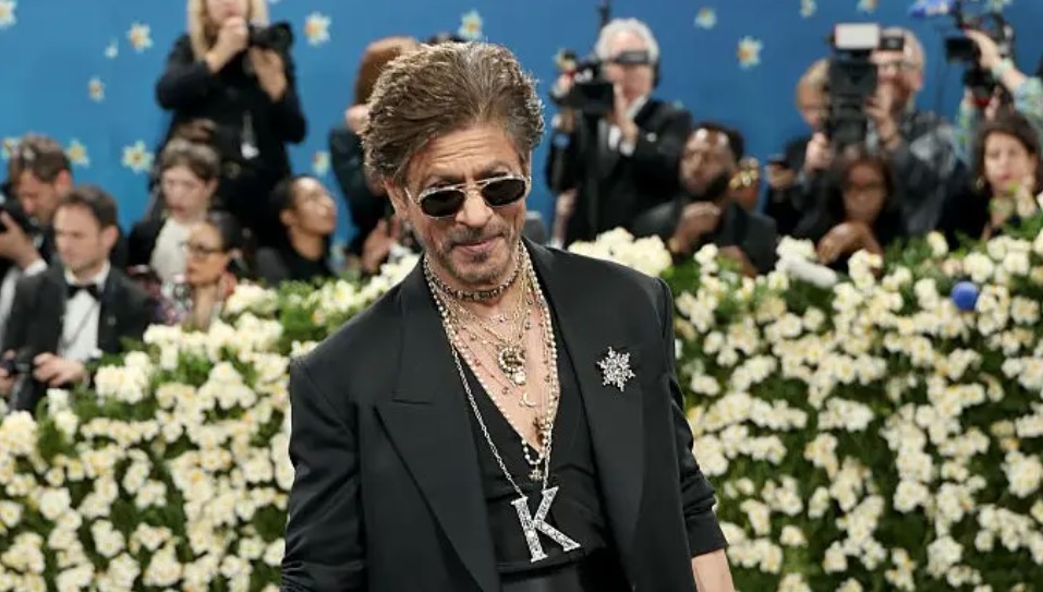 Shah Rukh Khan Debut di Met Gala 2025, Tampil Keren dengan Gaya Serba Hitam