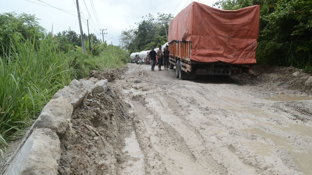  Kendaraan Besar Terjebak Macet di Cor Beton Batukuning