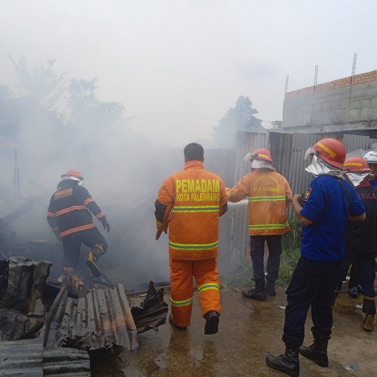 Tabung Gas Diduga Penyebab Rumah Kayu di Palembang Terbakar