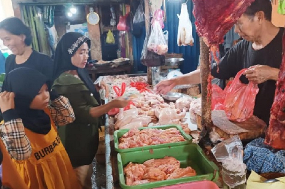 Harga Ayam di Pasar Tradisional Baturaja Berangsur Normal 