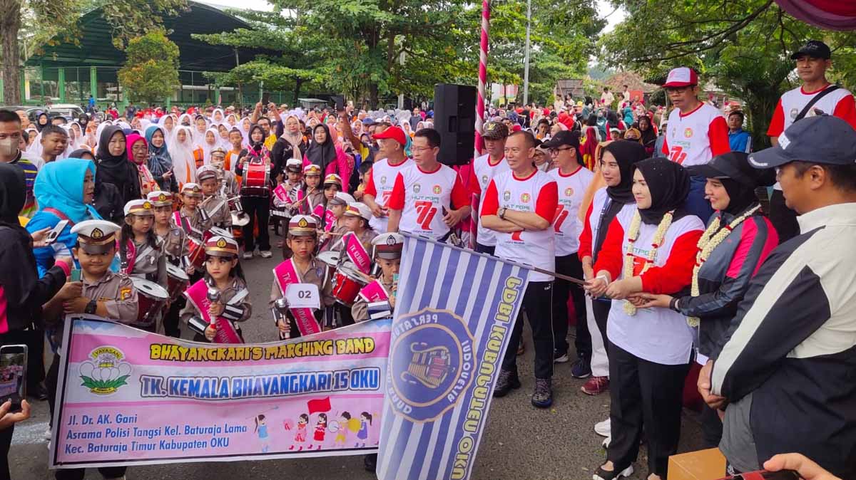 Ribuan Pelajar Ikuti Jalan Sehat dan Parade Drumband