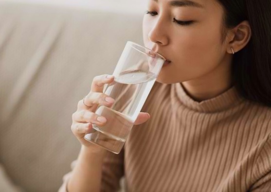 Panduan Minum Air yang Benar agar Puasa Tetap Bertenaga