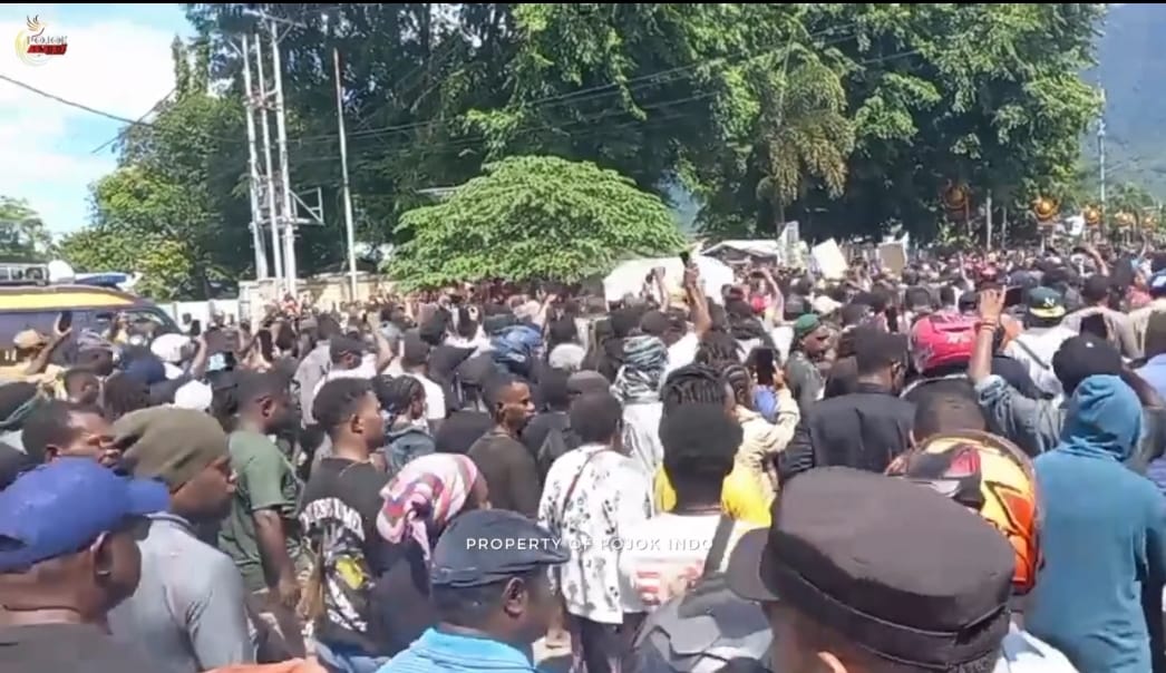 Massa Semburat Sambut Jenazah Lukas Enembe, Begini Situasi Terkini Jayapura Papua