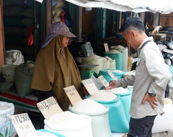 Harga Beras Tembus Rp13 Ribu Perkilo,  Petani  di OKU Meronta