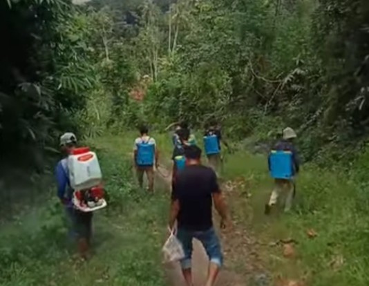 Peduli Lingkungan, Karang Taruna Desa Datar Bersihkan Jalan Utama Desa