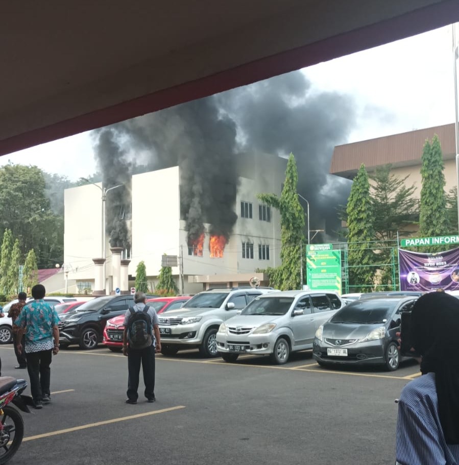 Dua Bocah Diduga Penyebab Gedung Politeknik Negeri Sriwijaya Terbakar