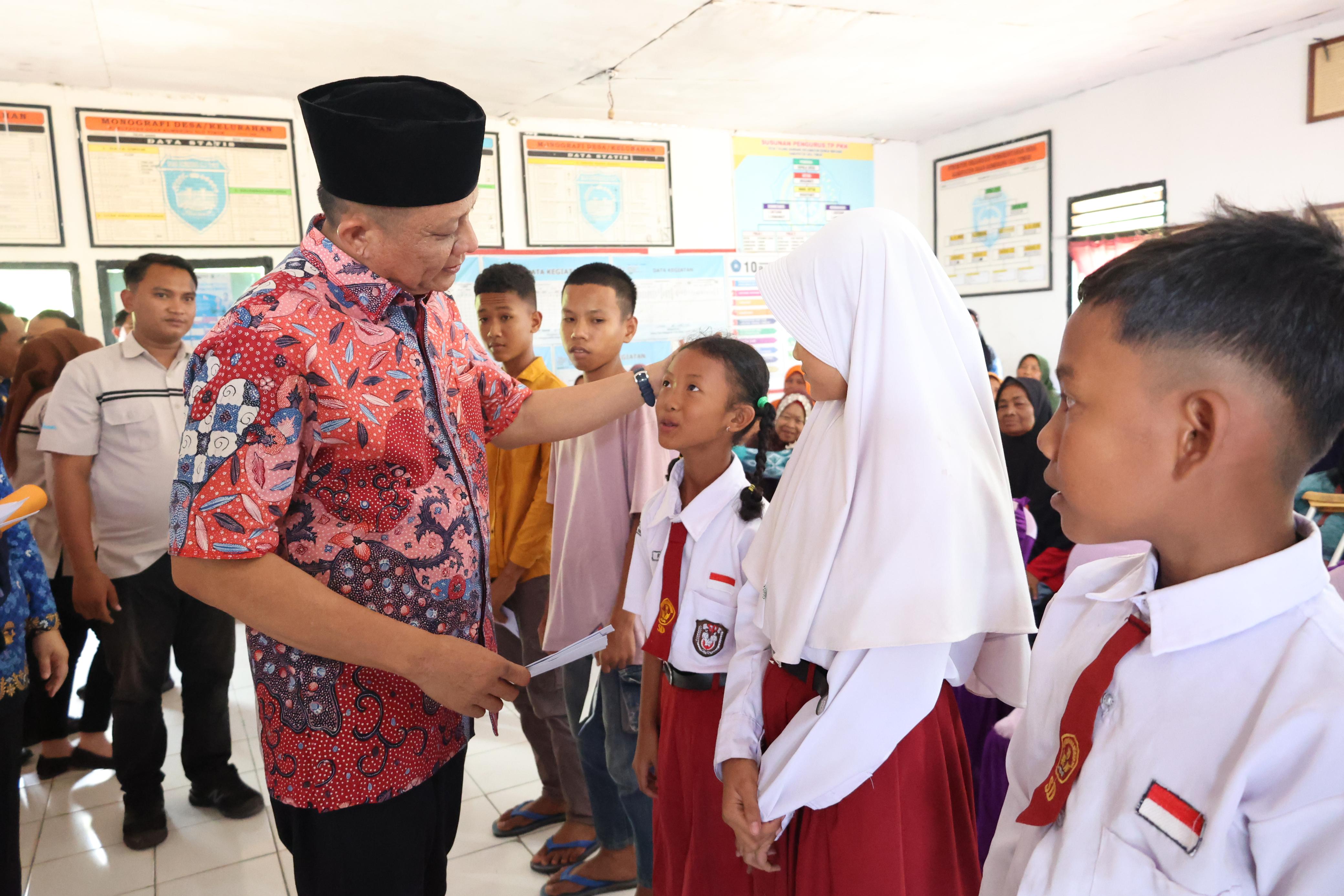 Bupati Lanosin Salurkan Bantuan Sembako hingga Santuni Anak Yatim