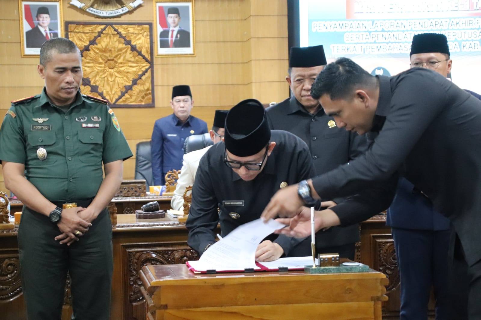 DPRD Bersama Pemkab OKU Sahkan Lima Raperda Jadi Perda