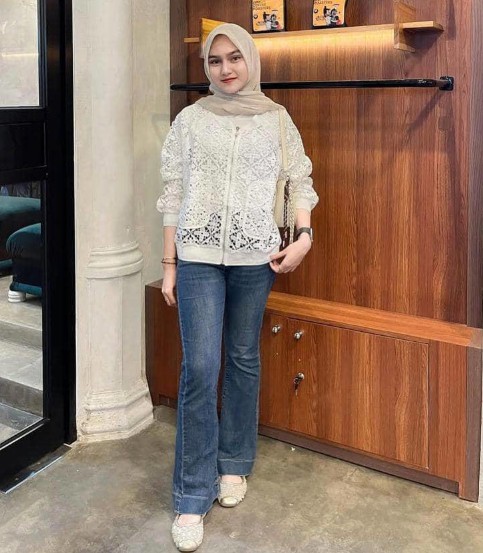 7 Inspirasi Outfit Bukber dengan Celana Jeans, Simpel tapi Tetap Stylish
