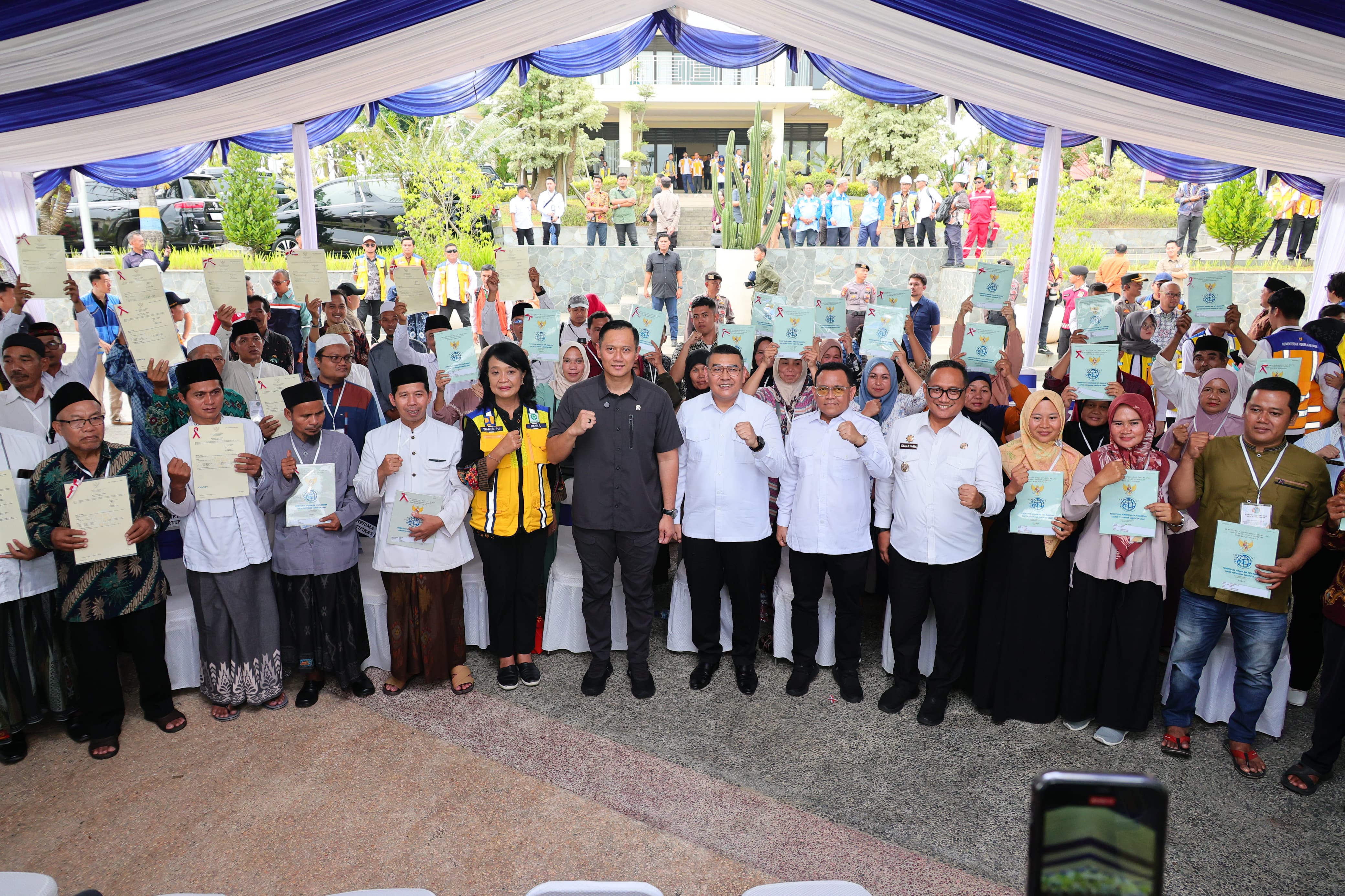 Menko AHY dan Wamen ATR Serahkan Sertipikat Tanah, Tegaskan Kepastian Hukum untuk Warga Lebak