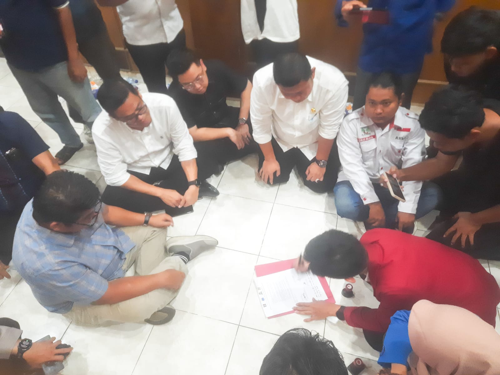 Aksi Cipayung OKU Raya, Legislator Diajak Duduk Lesehan Bareng!