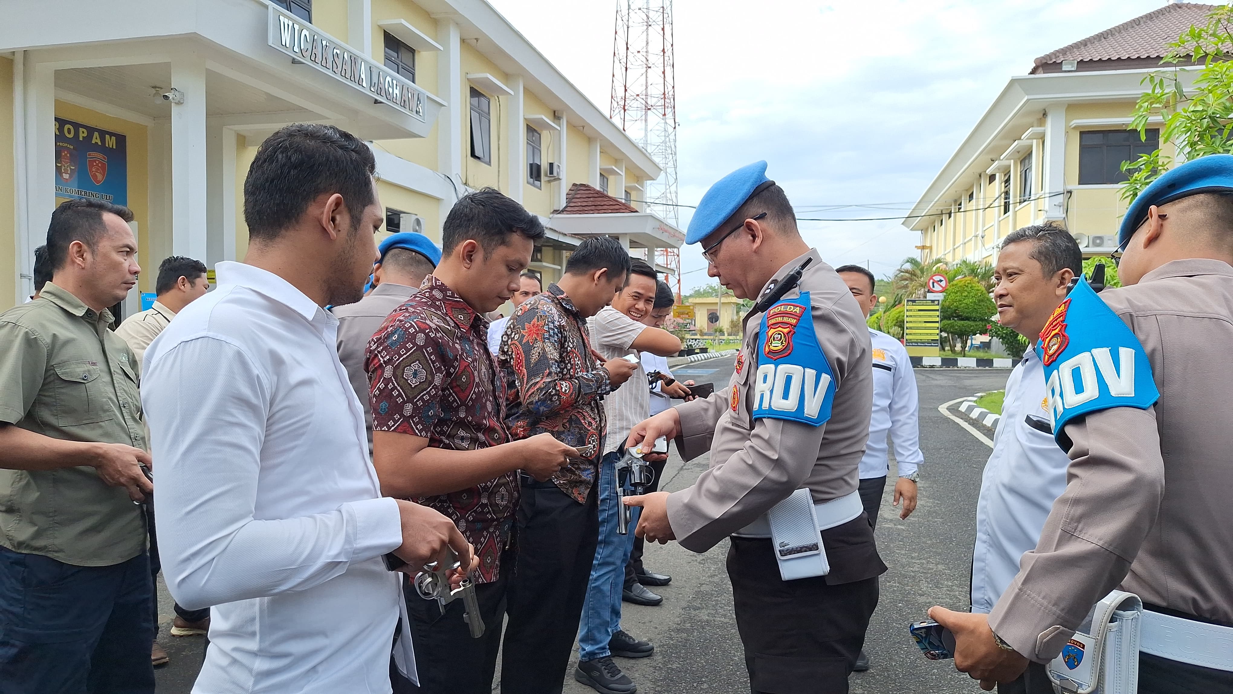 Usai Apel Pagi Personel Polres OKU Mendadak Diperiksa Propam Polda Sumsel