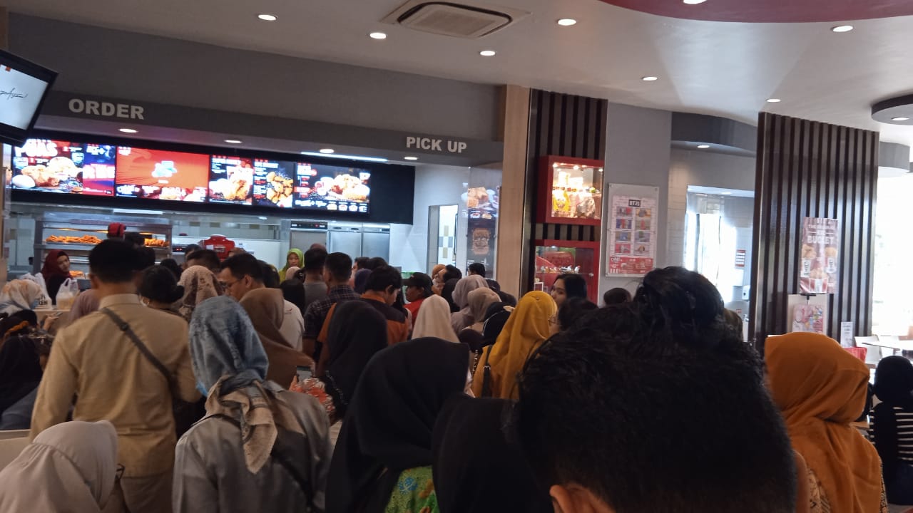 HUT Mandiri ke 25 di Baturaja, Pelanggan Serbu Promo KFC 