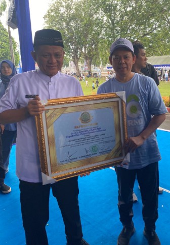 Bupati Enos Raih BKPRMI Award 2025 atas Kepedulian Pendidikan Al-Qur’an