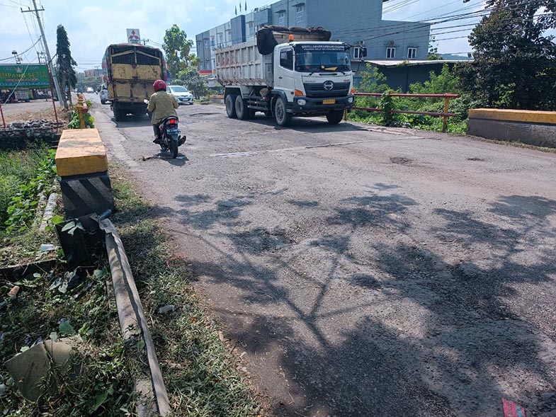 Jalan Lintas Sumatera Berdebu dan Rawan Kecelakaan