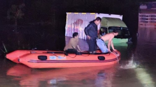 Hujan Deras Banjiri Jalan Pemkab OKU Selatan, Mobil Boks Mogok Terjebak Genangan
