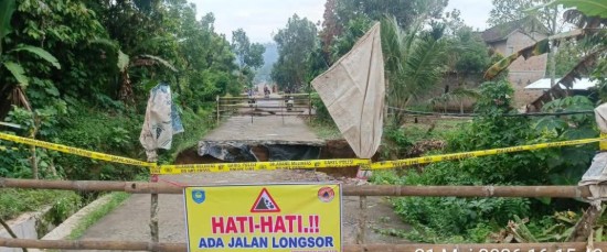 Jalan Ambles 5 Meter di OKU Selatan, Siswa Harus Putar Jauh ke Sekolah