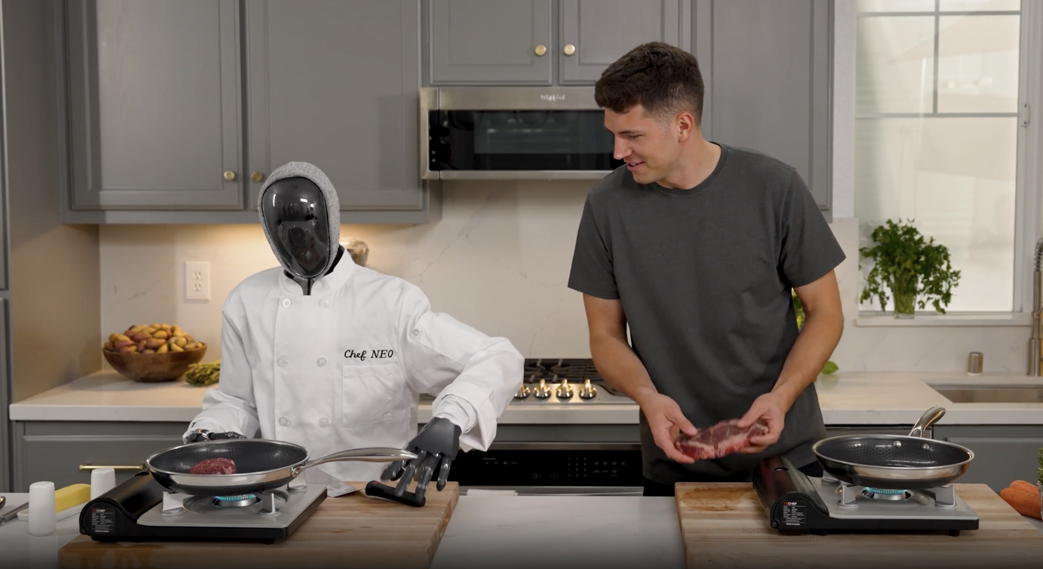 Chef Nick DiGiovanni dan NEO Beta, Robot Canggih yang Pamer Kemampuan Masak di Dapur