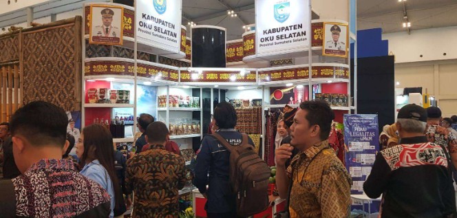 Kain Tenun Kawai Kanduk Jadi Andalan OKU Selatan di Apkasi Otonomi Expo 2025