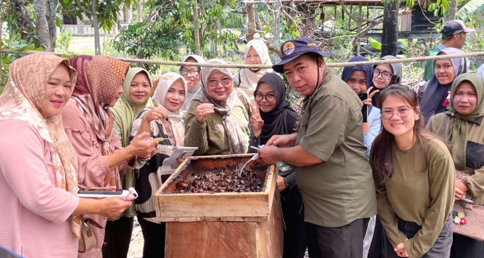 Budidaya Lebah Trigona, Solusi Pemberdayaan Ekonomi dan Pelestarian Alam di Kampung KB Sungai Jawi