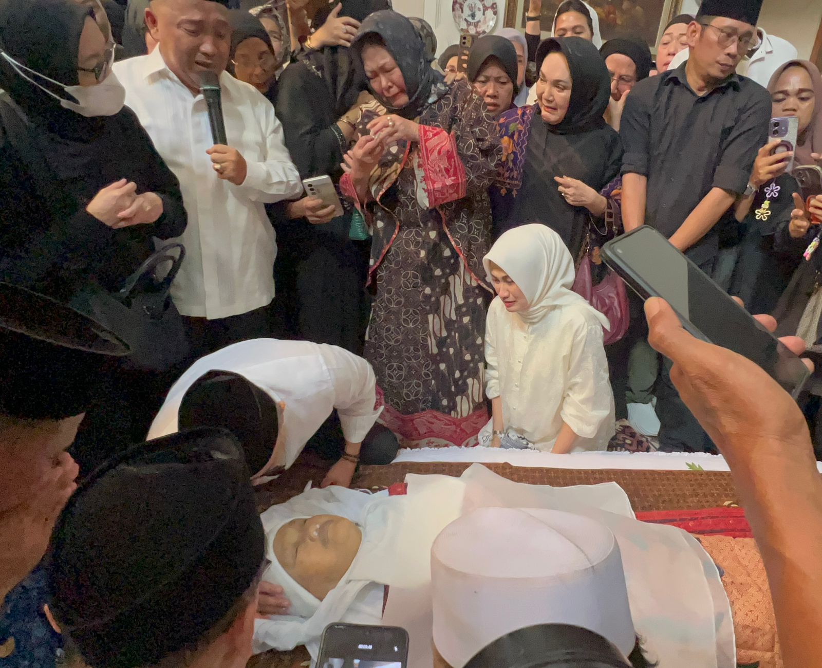 Herman Deru Datangi Rumah Duka Alm Alex Noerdin