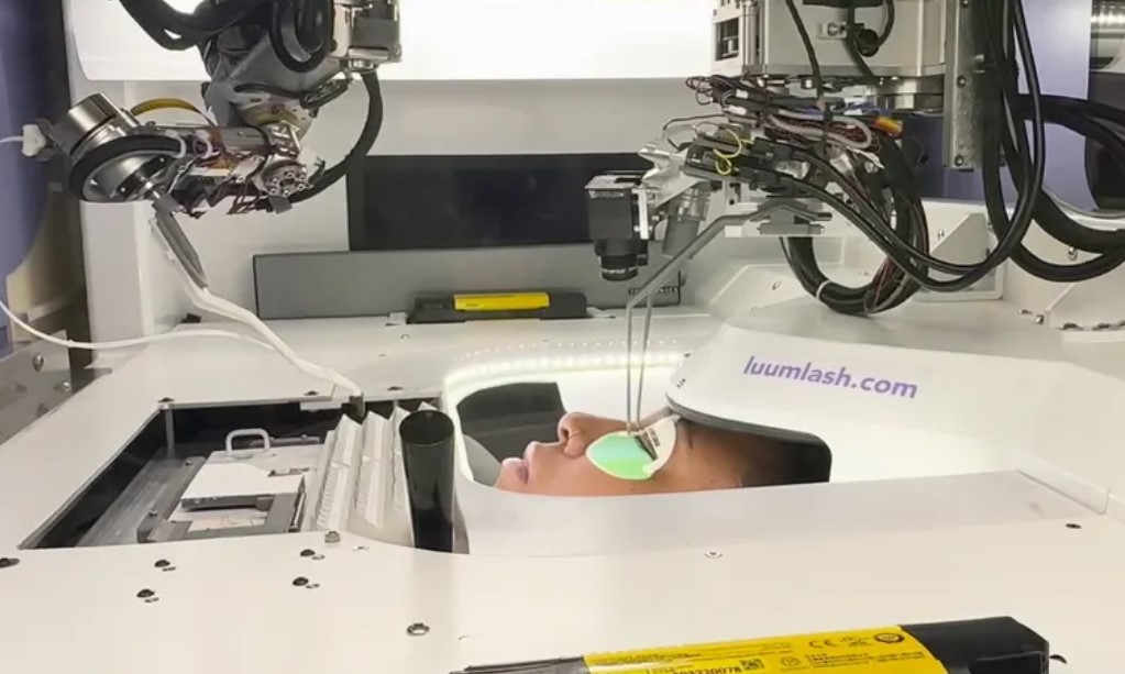 Robot AI Bantu Pasang Eyelash Extension di Oakland, California