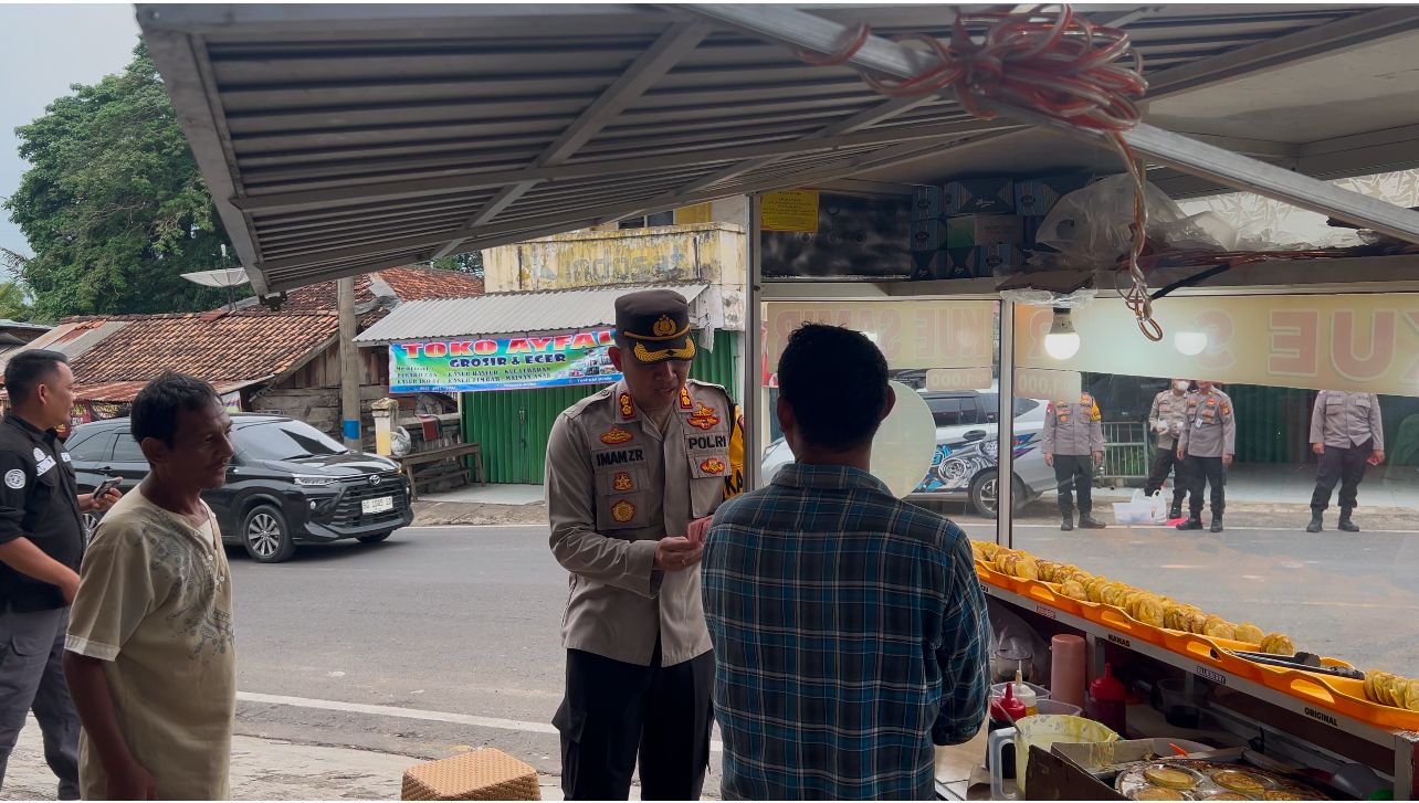 Bagikan Takjil dan Borong Dagangan Warga di Bulan Ramadan