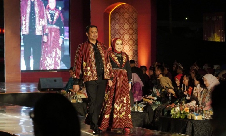 Bupati OKU Selatan dan Istri Pukau Penonton dengan Songket OKU Selatan 