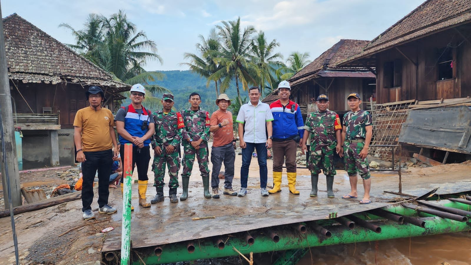 PT PGE Lumut Balai Beri Bantuan Korban Banjir dan Buka Akses Jalan