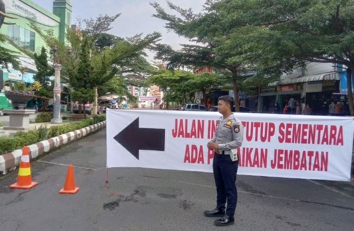 Jembatan Ogan I Dicat, Dua Personil Dinas Perhubungan Siaga di Lokasi