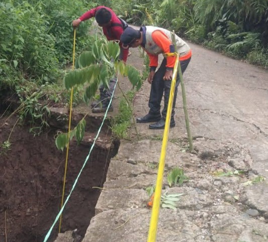 Hujan Deras Membuat Jalan Desa Tenang Longsor Sepanjang 35 Meter