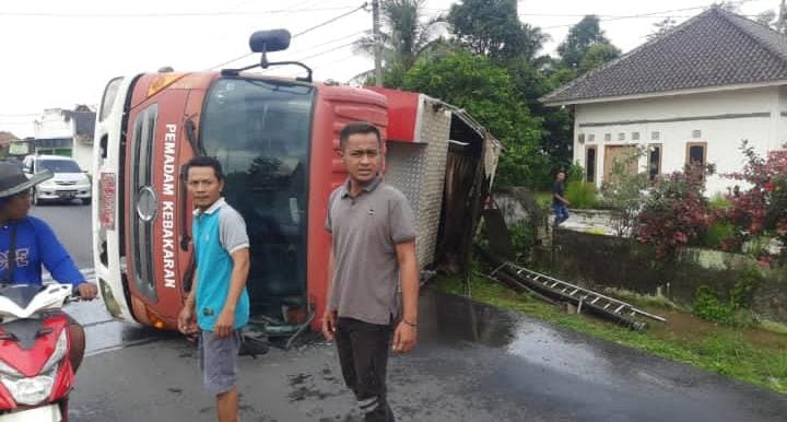 Gagal Tugas, Damkar Belitang Tumbang di Jalan