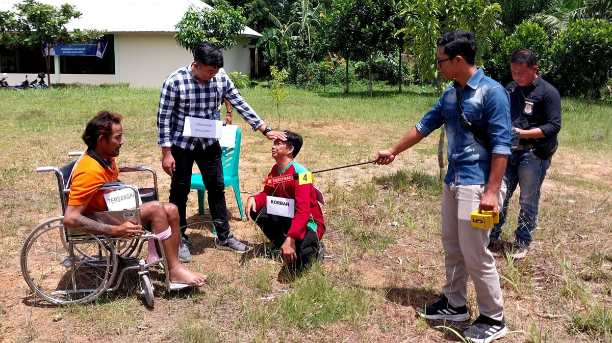 Pelaku Pembunuhan Anggota BPD Karang Dapo Jalani Reka Ulang di Kursi Roda