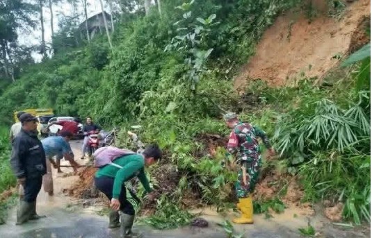Longsor Kembali Terjadi di Liku Jagok OKU Selatan, Jalan Licin dan Berbahaya