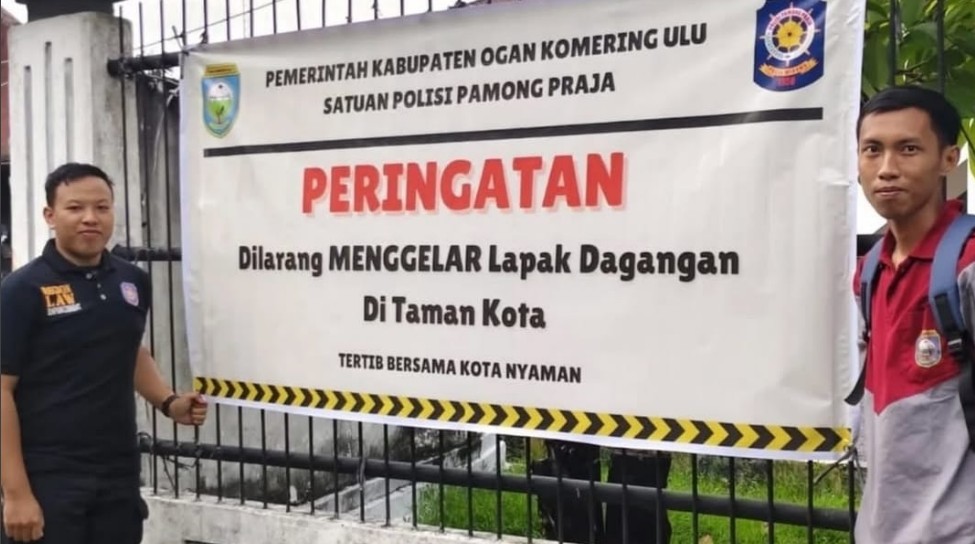 Satpol PP OKU Tertibkan Pedagang Saat Car Free Day di Taman Kota