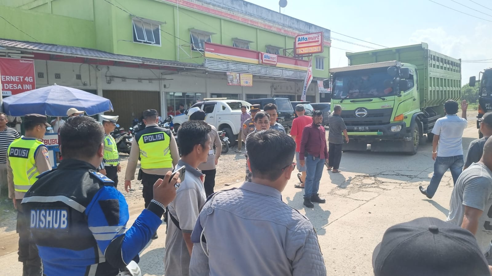 Kesal Tak Berujung, Warga Portal Jalan Cor Batu Kuning