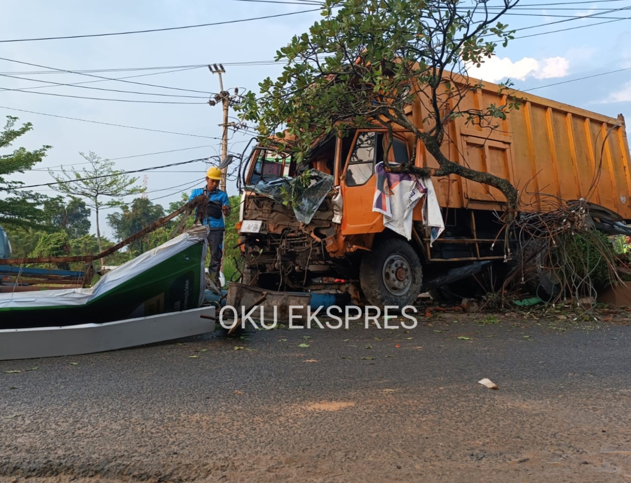 Diduga Rem Blong Fuso Tabrak Papan Reklame di Baturaja