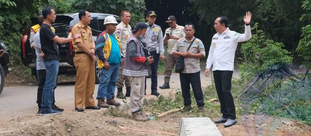 Bupati  OKUS Popo Ali Lakukan Pelebaran Jalan Penghubung Tiga Kecamatan, Ini Tujuannya