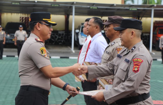 23 Personel Berprestasi Diguyur Penghargaan