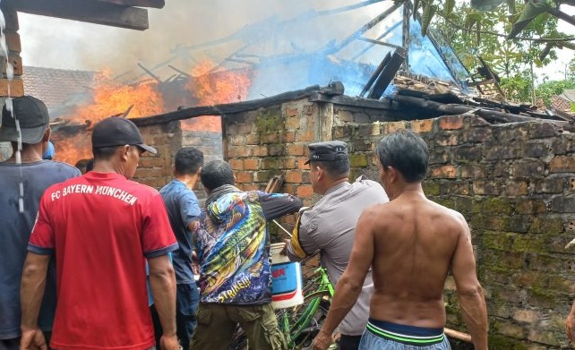 Penyebab Kebakaran di Lubuk Batang Baru, Diduga Lupa Cabut Kabel Setrika, Kerugian Capai Rp70 Juta